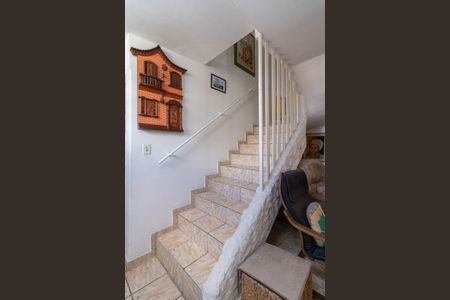 Casa para alugar com 204m², 3 quartos e 2 vagas Casa para alugar com 204m², 3 quartos e 2 vagasEscada