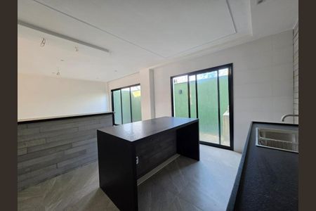 Casa de condomínio à venda com 250m², 4 quartos e 2 vagas