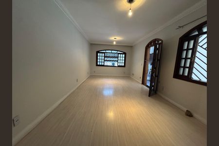 Casa à venda com 230m², 3 quartos e 2 vagas Casa à venda com 230m², 3 quartos e 2 vagasSala
