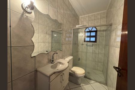 Casa à venda com 230m², 3 quartos e 2 vagas Casa à venda com 230m², 3 quartos e 2 vagasBanheiro