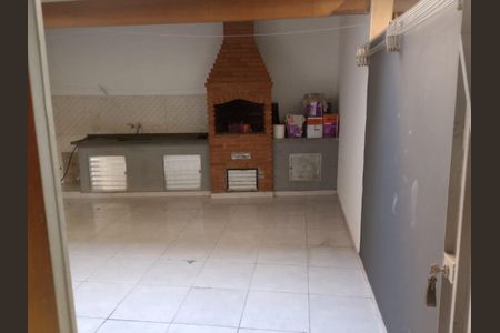 Casa à venda com 168m², 3 quartos e 2 vagas Casa à venda com 168m², 3 quartos e 2 vagasAREA EXTERNA