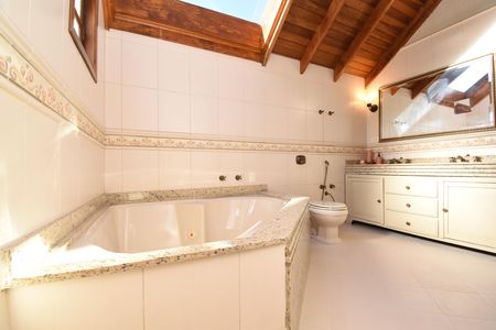 Casa de condomínio à venda com 330m², 3 quartos e 4 vagasBanheiro da Suíte Master
