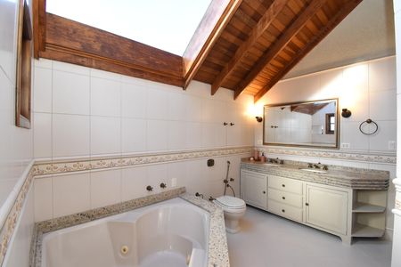 Casa de condomínio à venda com 330m², 3 quartos e 4 vagasBanheiro da Suíte Master