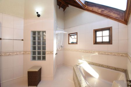 Casa de condomínio à venda com 330m², 3 quartos e 4 vagasBanheiro da Suíte Master