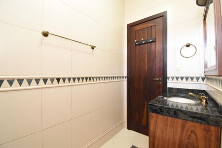 Casa de condomínio à venda com 330m², 3 quartos e 4 vagasBanheiro 2