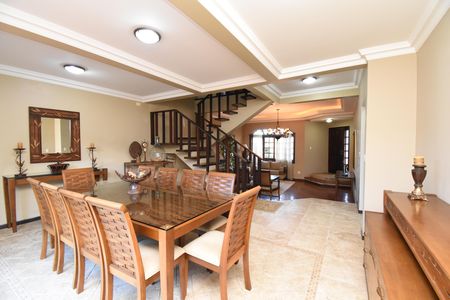 Casa de condomínio à venda com 330m², 3 quartos e 4 vagasSala