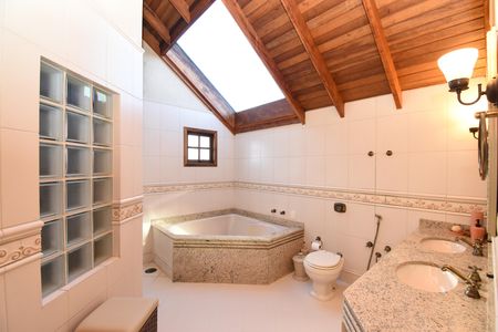 Casa de condomínio à venda com 330m², 3 quartos e 4 vagasBanheiro da Suíte Master
