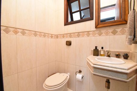 Casa de condomínio à venda com 330m², 3 quartos e 4 vagasLavabo