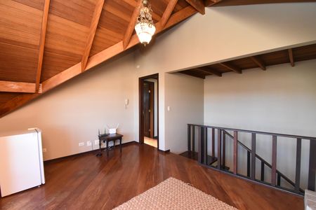 Casa de condomínio à venda com 330m², 3 quartos e 4 vagasÁtico
