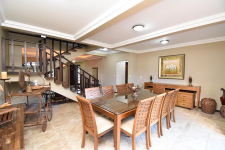 Casa de condomínio à venda com 330m², 3 quartos e 4 vagasSala