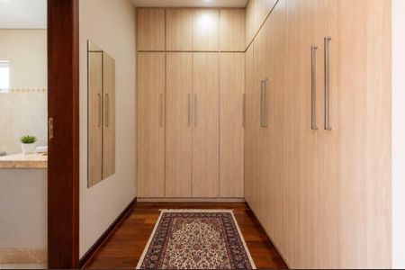 Casa à venda com 321m², 3 quartos e 4 vagas