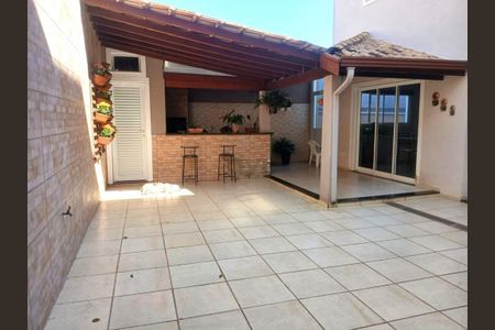Casa à venda com 240m², 3 quartos e 2 vagas