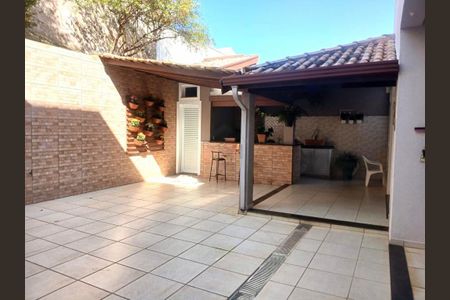 Casa à venda com 240m², 3 quartos e 2 vagas
