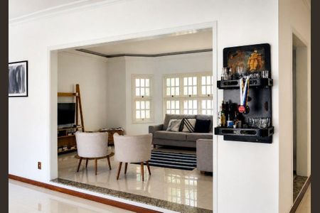 Casa à venda com 327m², 5 quartos e 4 vagas