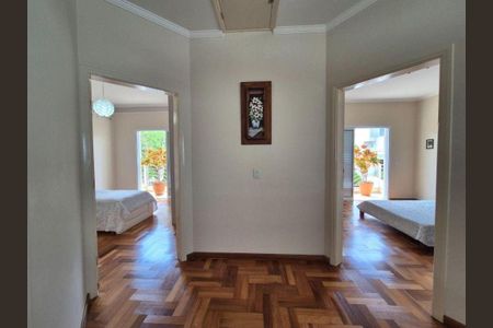 Casa à venda com 371m², 4 quartos e 4 vagas