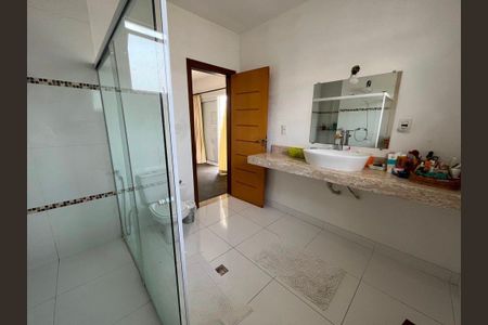 Casa à venda com 242m², 3 quartos e 2 vagas