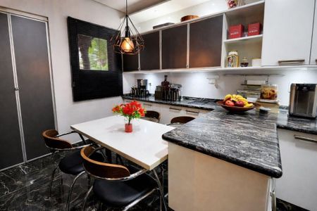 Casa à venda com 350m², 4 quartos e 4 vagas