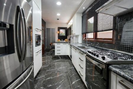 Casa à venda com 350m², 4 quartos e 4 vagas