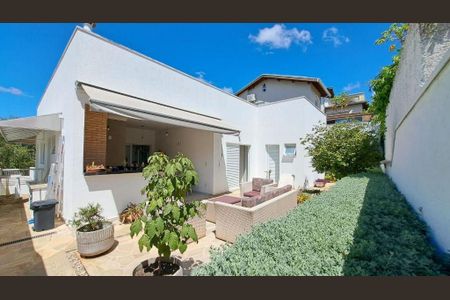 Casa à venda com 218m², 3 quartos e 5 vagas