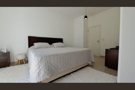 Casa à venda com 218m², 3 quartos e 5 vagas