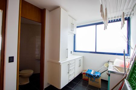 Apartamento à venda com 260m², 4 quartos e 4 vagas Apartamento à venda com 260m², 4 quartos e 4 vagasÁrea de serviço
