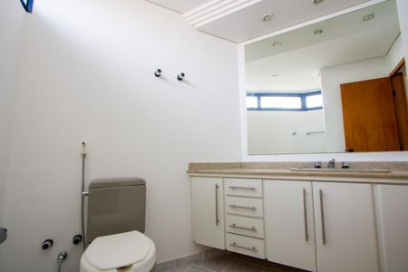Apartamento à venda com 260m², 4 quartos e 4 vagas Apartamento à venda com 260m², 4 quartos e 4 vagasBanheiro do quarto 2