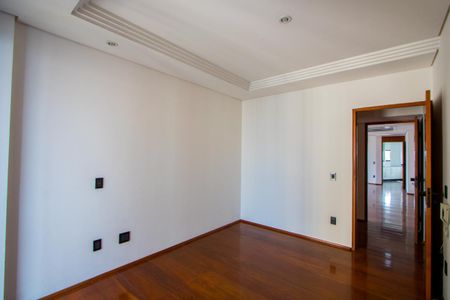 Apartamento à venda com 260m², 4 quartos e 4 vagas Apartamento à venda com 260m², 4 quartos e 4 vagasQuarto 4