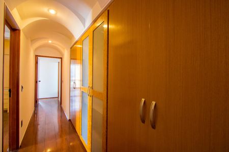 Apartamento à venda com 260m², 4 quartos e 4 vagas Apartamento à venda com 260m², 4 quartos e 4 vagasCorredor