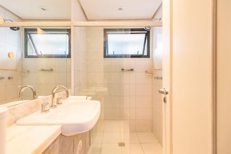 Apartamento para alugar com 177m², 3 quartos e 3 vagas Apartamento para alugar com 177m², 3 quartos e 3 vagasBanheiro da Suíte 1