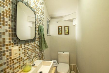 Casa de condomínio à venda com 134m², 3 quartos e 2 vagasLavabo
