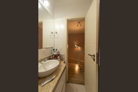 Casa de condomínio à venda com 134m², 3 quartos e 2 vagasBanheiro Social