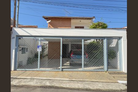 Casa à venda com 206m², 3 quartos e 2 vagas Casa à venda com 206m², 3 quartos e 2 vagasFachada
