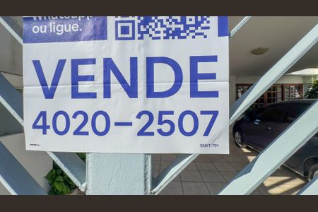 Casa à venda com 206m², 3 quartos e 2 vagas Casa à venda com 206m², 3 quartos e 2 vagasFachada