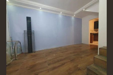 Sala com piso de madeira, parede azul e iluminação adequada. de casa à venda com 2 quartos, 66m² em Jardim Paulista, Barueri