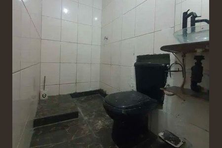 Casa à venda com 66m², 2 quartos e 1 vagaBanheiro com piso de porcelanato, vaso sanitário e pia em porcelanato, sem geladeira, sem fogão, sem janela, iluminação ruim, sem decoração, qualidade 50, confiança 0.5