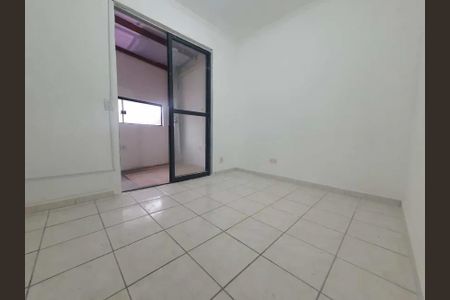 Casa à venda com 66m², 2 quartos e 1 vagaParede branca com porta de vidro e teto de madeira, iluminada por uma janela pequena.
