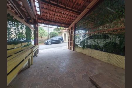 Casa à venda com 66m², 2 quartos e 1 vagaVaranda com cobertura de madeira e bancos de madeira, com vista para a rua e um carro estacionado.