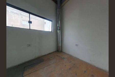 Casa à venda com 66m², 2 quartos e 1 vagaParede branca com janela e tubulação metálica no canto.