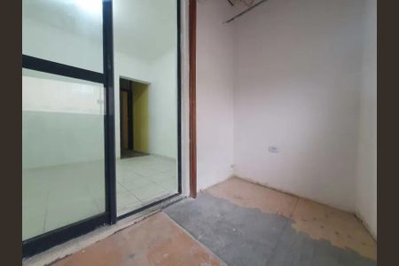 Casa à venda com 66m², 2 quartos e 1 vagaParede branca com porta de vidro e teto branco, com um espaço vazio e um chão de concreto.