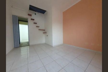 Escada interna com degraus de madeira e paredes brancas e azul. de casa à venda com 2 quartos, 66m² em Jardim Paulista, Barueri