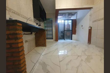 Casa à venda com 66m², 2 quartos e 1 vagaCocina com piso de porcelanato e balcão de granito, com geladeira e fogão.
