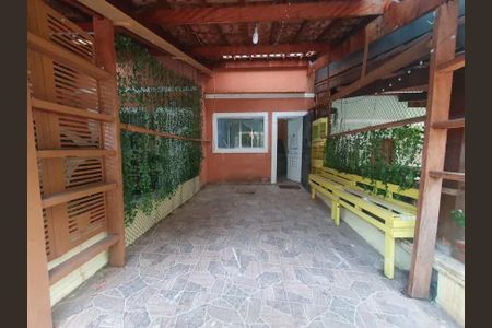 Casa à venda com 66m², 2 quartos e 1 vagaPátio com bancos e plantas, com um ambiente aconchegante e natural.