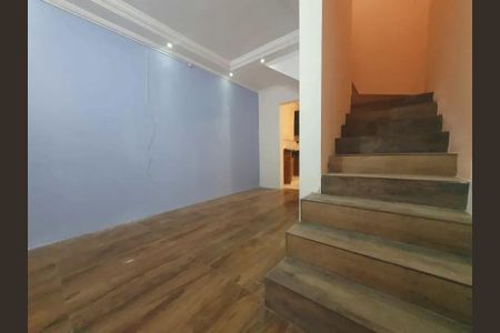 Casa à venda com 66m², 2 quartos e 1 vagaEscada interna com piso de madeira e iluminação adequada.