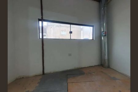 Parede branca com janela pequena e chão de madeira, com vista para a rua. de casa à venda com 2 quartos, 66m² em Jardim Paulista, Barueri