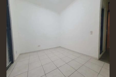Sala com paredes brancas e piso de porcelanato, sem móveis ou decoração. de casa à venda com 2 quartos, 66m² em Jardim Paulista, Barueri