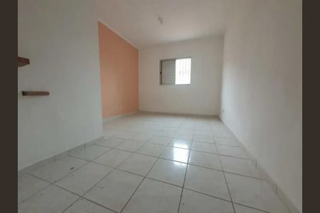 Casa à venda com 66m², 2 quartos e 1 vagaSala com paredes brancas e teto branco, com um pequeno janela e piso de porcelanato.
