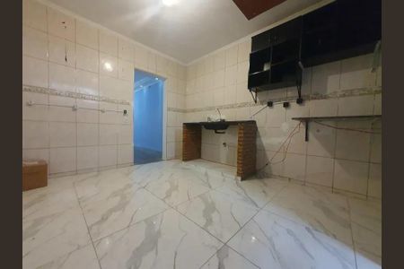 Casa à venda com 66m², 2 quartos e 1 vagaCocina con paredes de azulejos y suelo de mármol, sin muebles ni electrodomésticos.