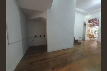 Casa à venda com 66m², 2 quartos e 1 vagaParede branca e teto branco, com uma porta de vidro e madeira, e um piso de madeira
