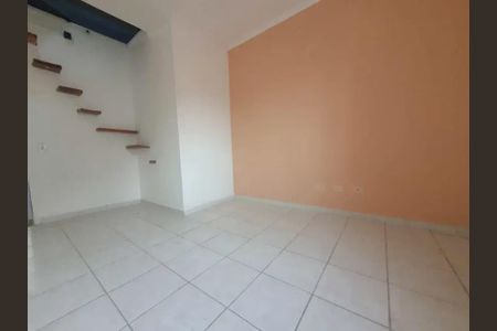 Casa à venda com 66m², 2 quartos e 1 vagaSala com paredes brancas e azul, piso de porcelanato e prateleiras de madeira.