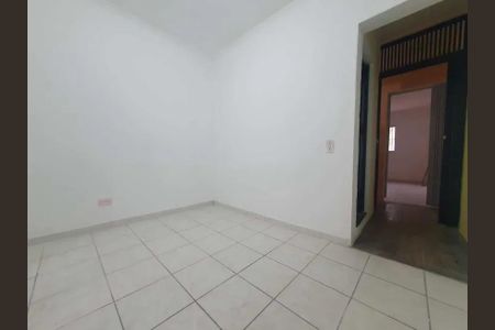 Sala de entrada com piso de porcelanato e parede branca, sem móveis ou decoração. de casa à venda com 2 quartos, 66m² em Jardim Paulista, Barueri